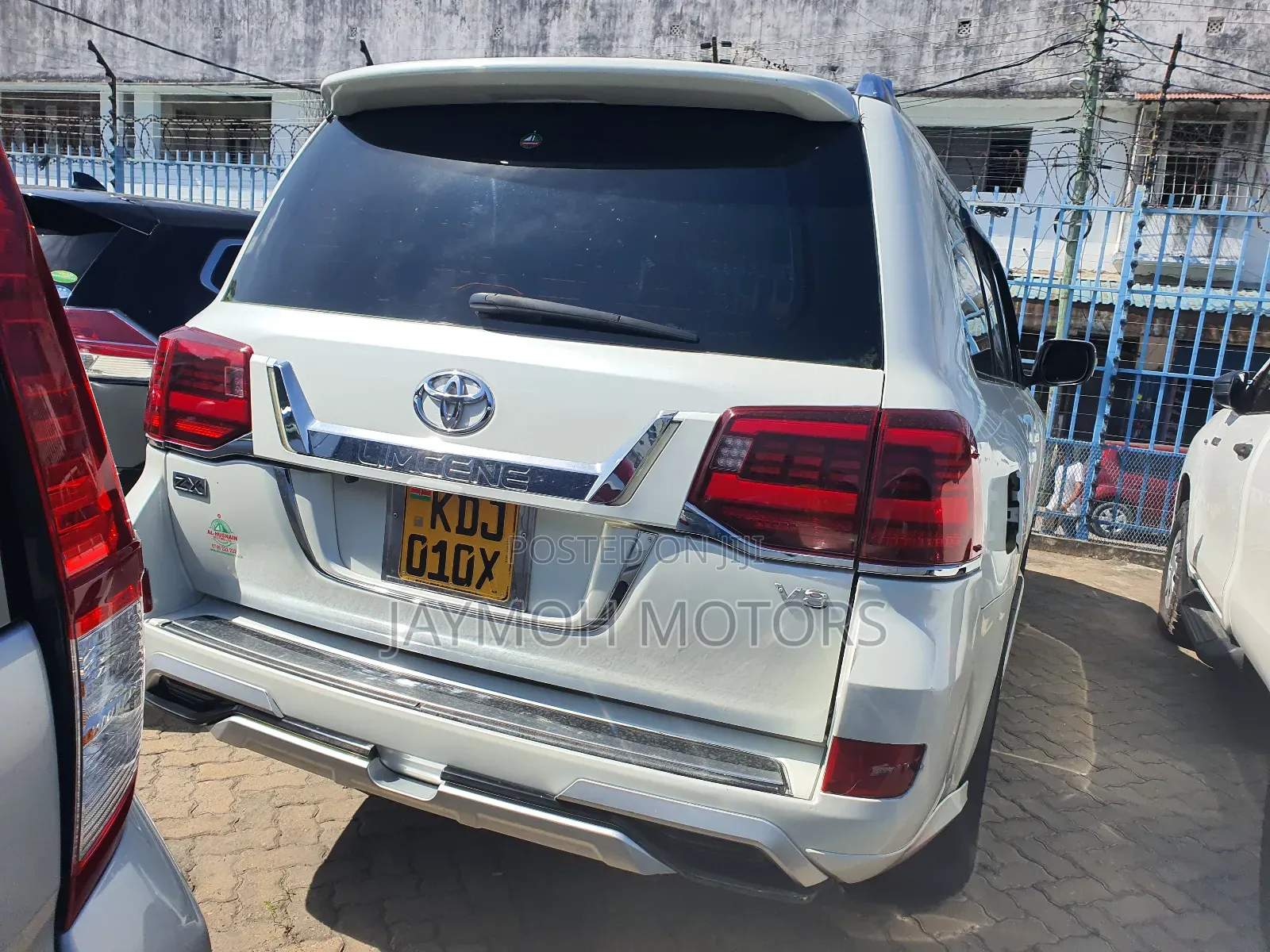 Toyota Land Cruiser 2010 White