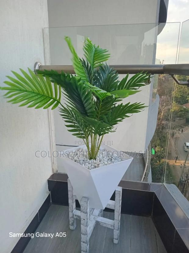 Vase With Decorative White Stones, Stand and Palm Tree - thumbnail 2