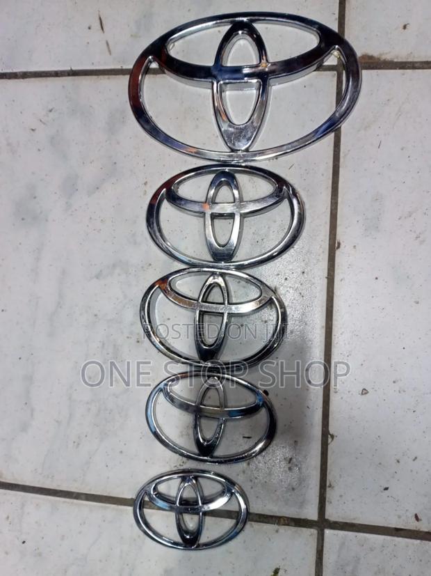 Different Sizes Toyota Bonnet Round Logo