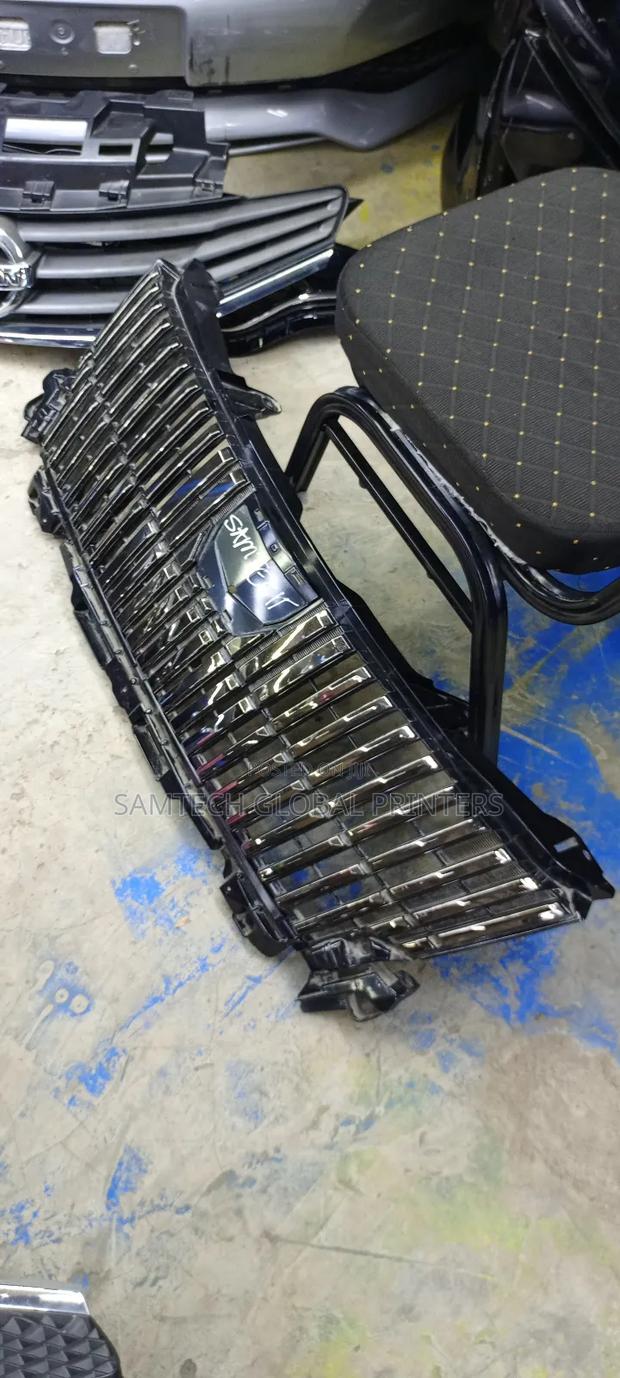 Exclusive Toyota Noah Grill