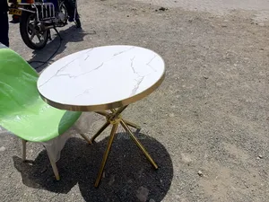Round Eames Table.