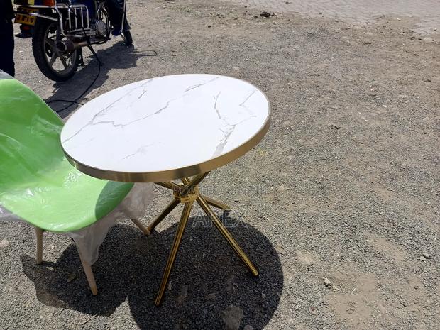 Round Eames Table. - main view