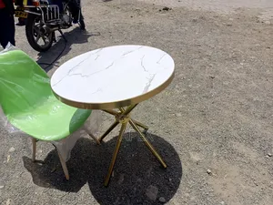 Round Eames Table.