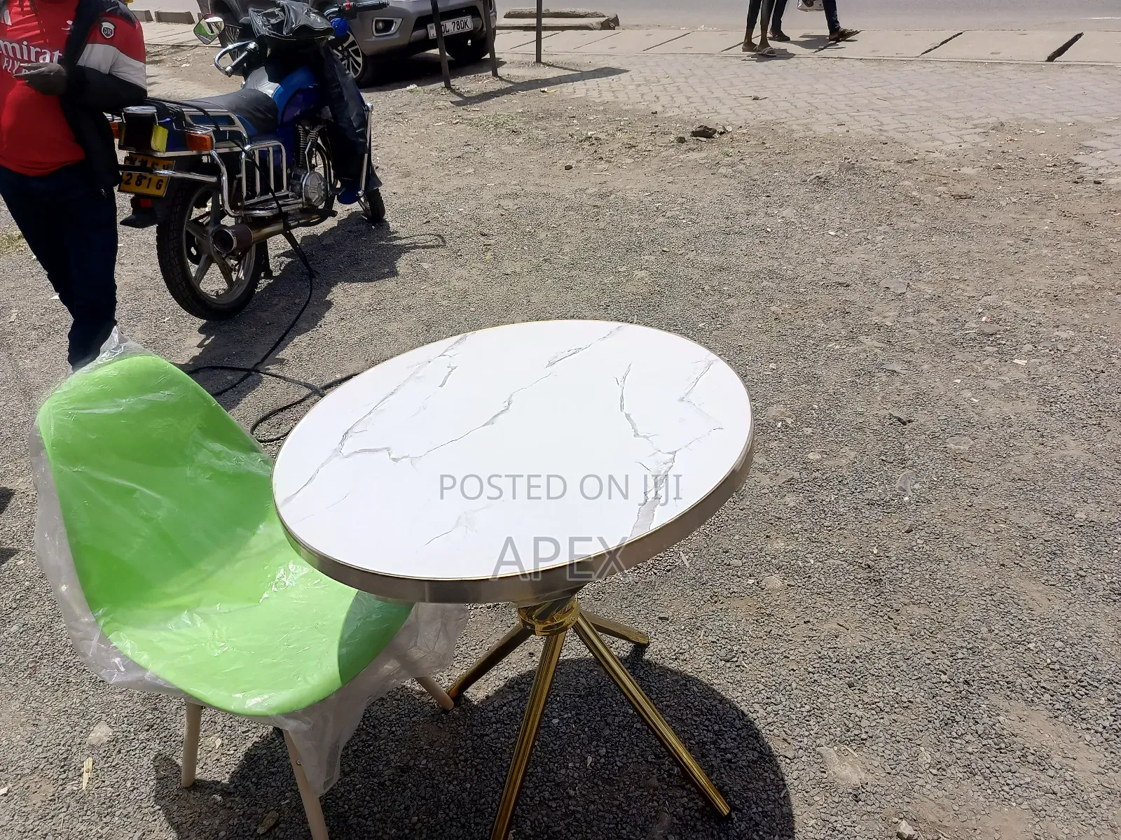 Round Eames Table.