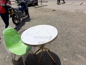 Round Eames Table.