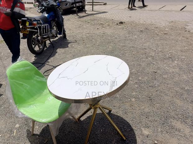 Round Eames Table. - thumbnail 3