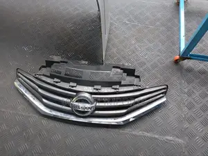 Nissan Note E12 Gril