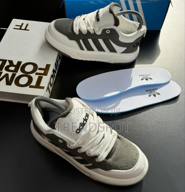 Addidas Sneakers 
40___________44
P
