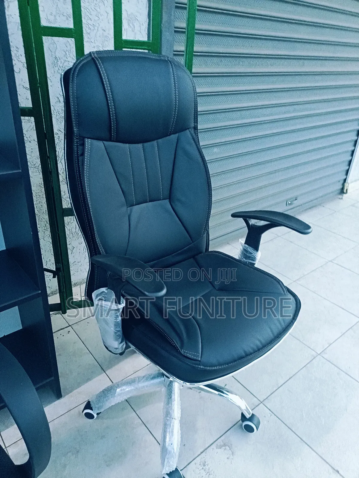 Office Chair With Metallic Chair