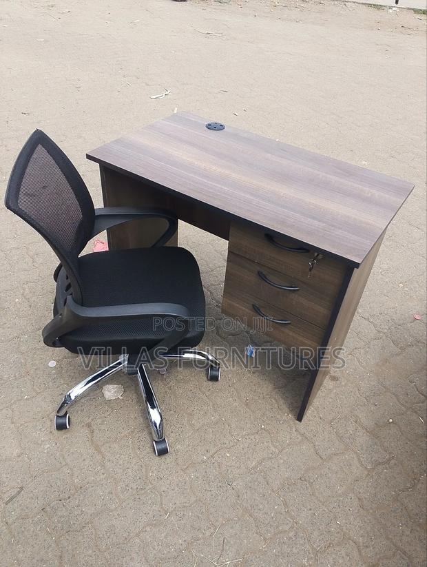 Swivel Mesh Chair and Office Desk