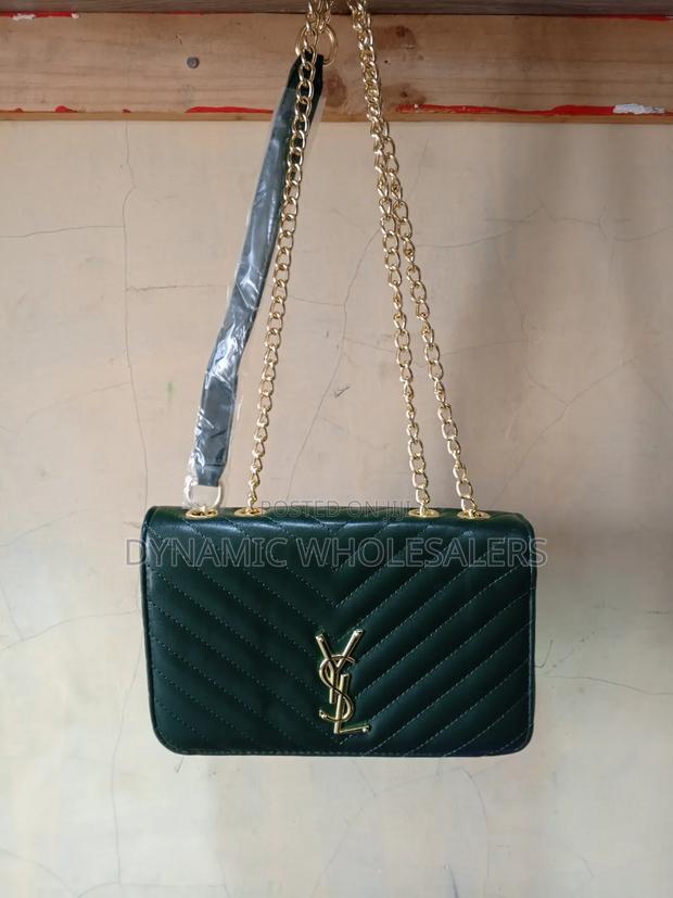Fashion Lady Simple Shoulder v-Shaped Chain Bag Classic