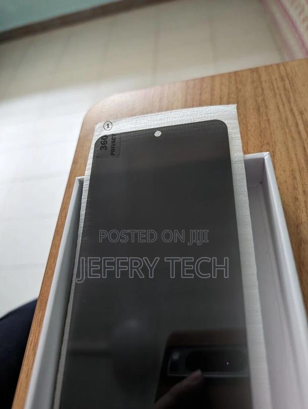 Pixel 8 Pro Privacy Screen Protector - thumbnail 3