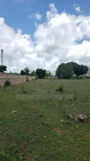 Mavueni Junction, 5 Acres Touching the Highway for Sale