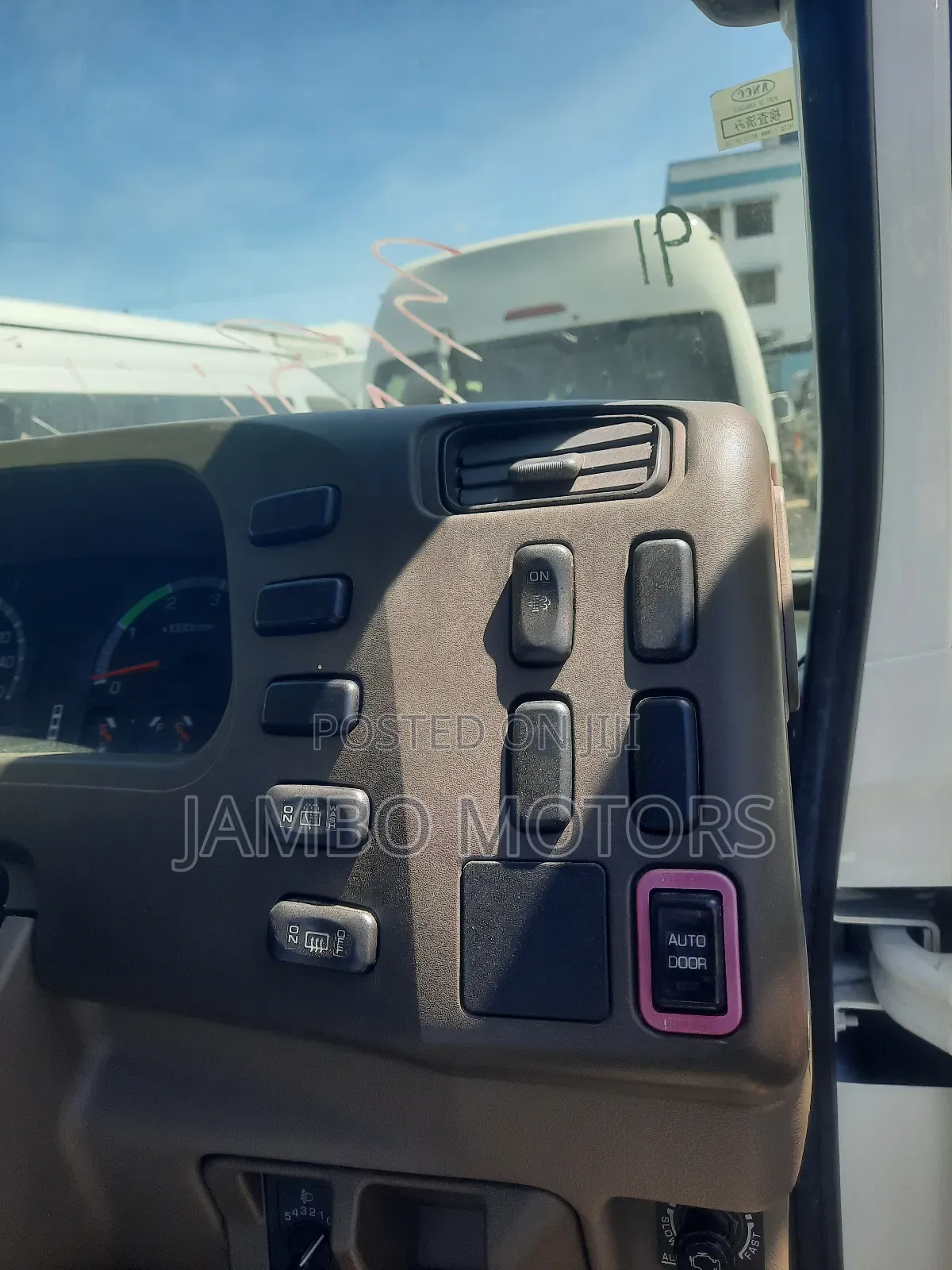 Mitsubishi Fuso Rosa 2017 White