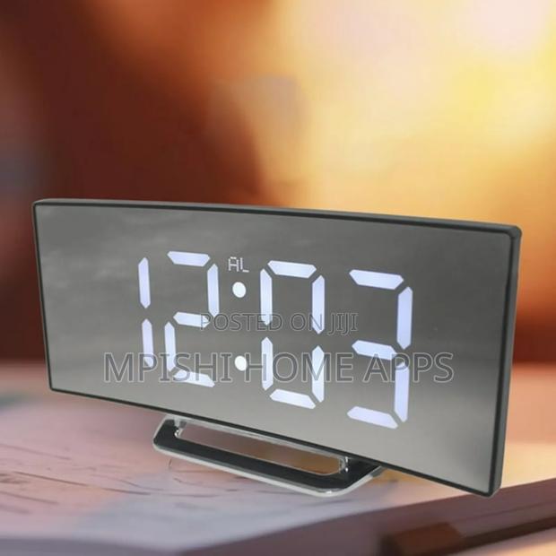 Curved Digital Clock - thumbnail 4