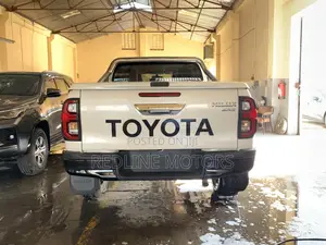 Toyota Hilux SR5 4x4 2017 Off white