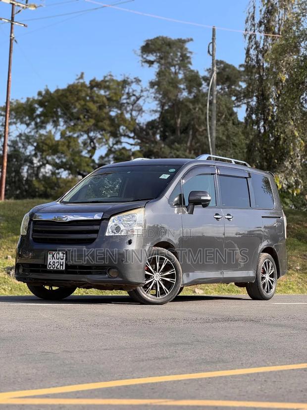 Toyota Voxy 2011 Grey - thumbnail 2