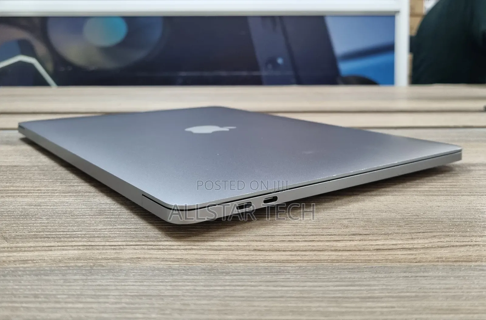 Laptop Apple MacBook Pro 2022 M2 8GB Apple M2 SSD 256GB
