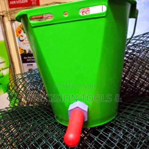 Calf Feeding Bucket With One Teat