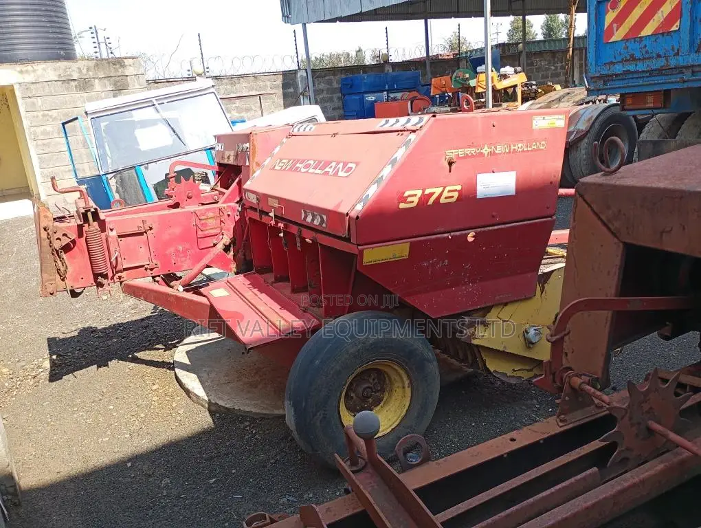 New Holland 376 Baler