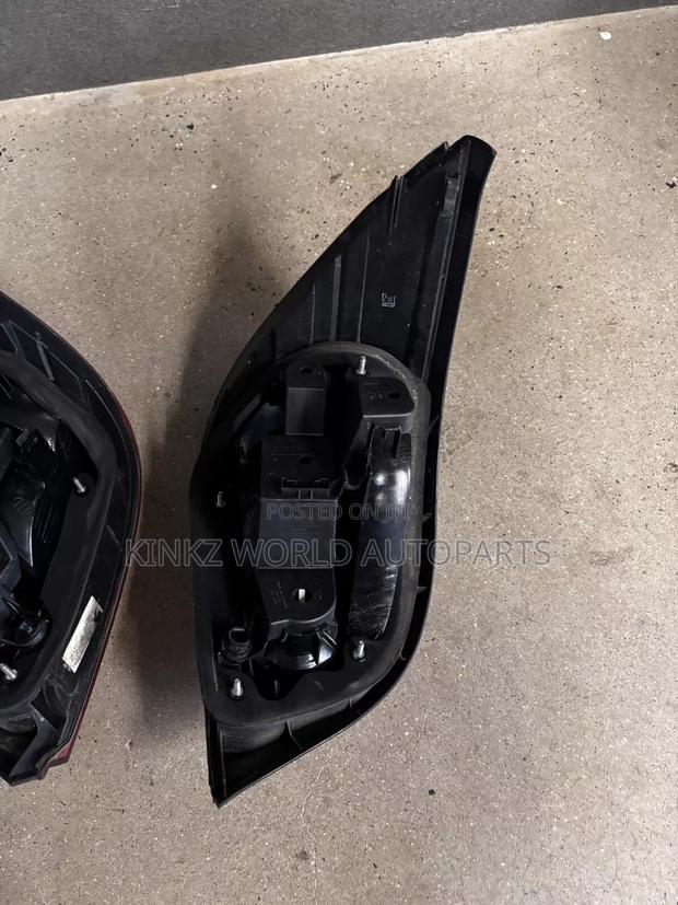Genuine BMW E60 5-Series Rear Tail Light Set Oem 204-2010 - thumbnail 9