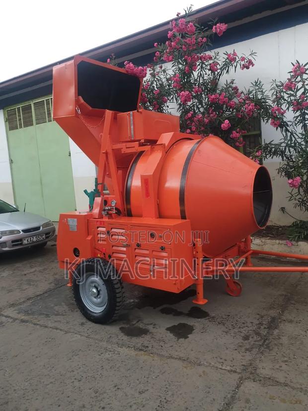 Concrete Mixer 560litres Heavy-Duty Self-Loading Mixer.