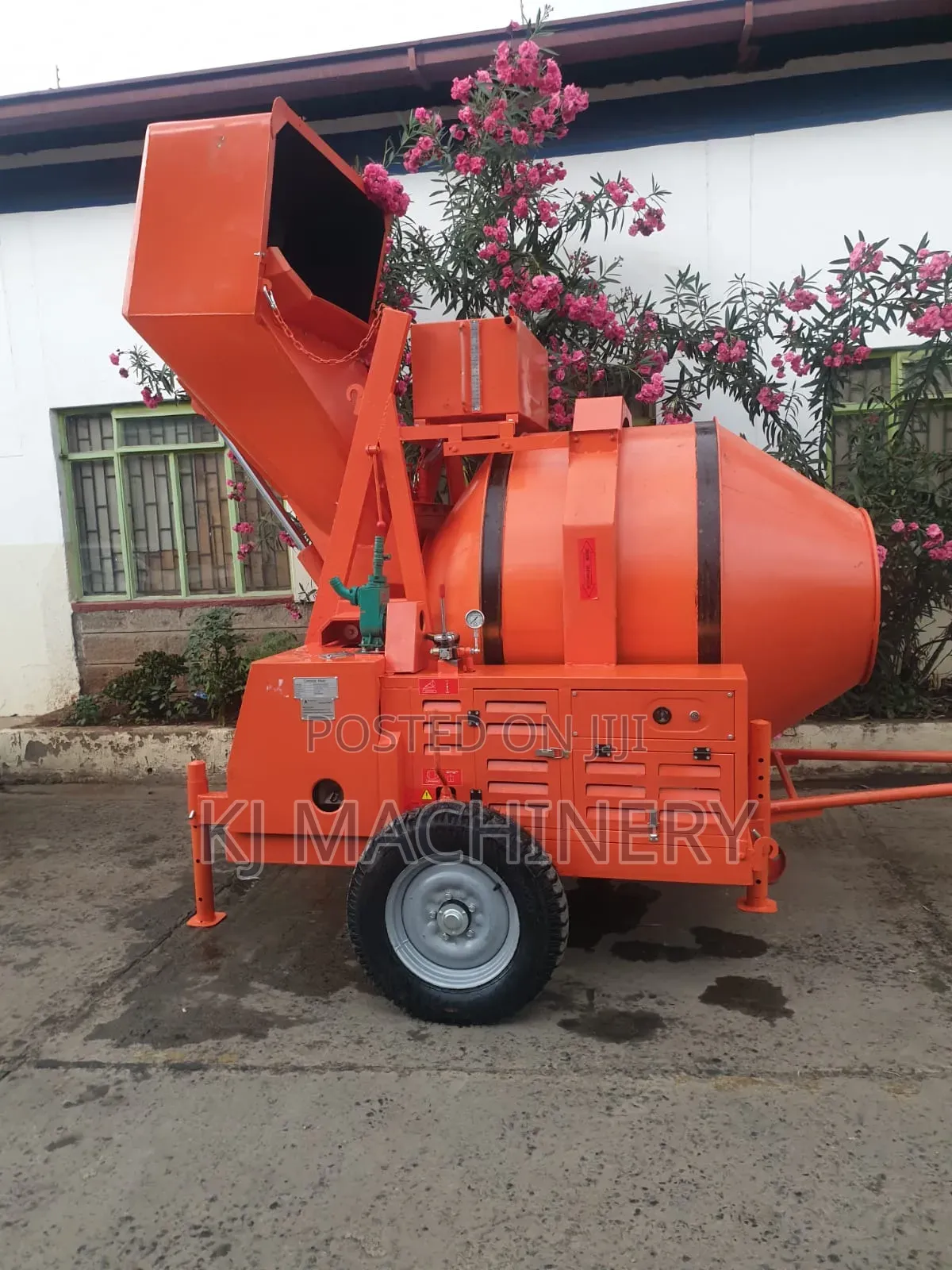 Concrete Mixer 560litres Heavy-Duty Self-Loading Mixer.