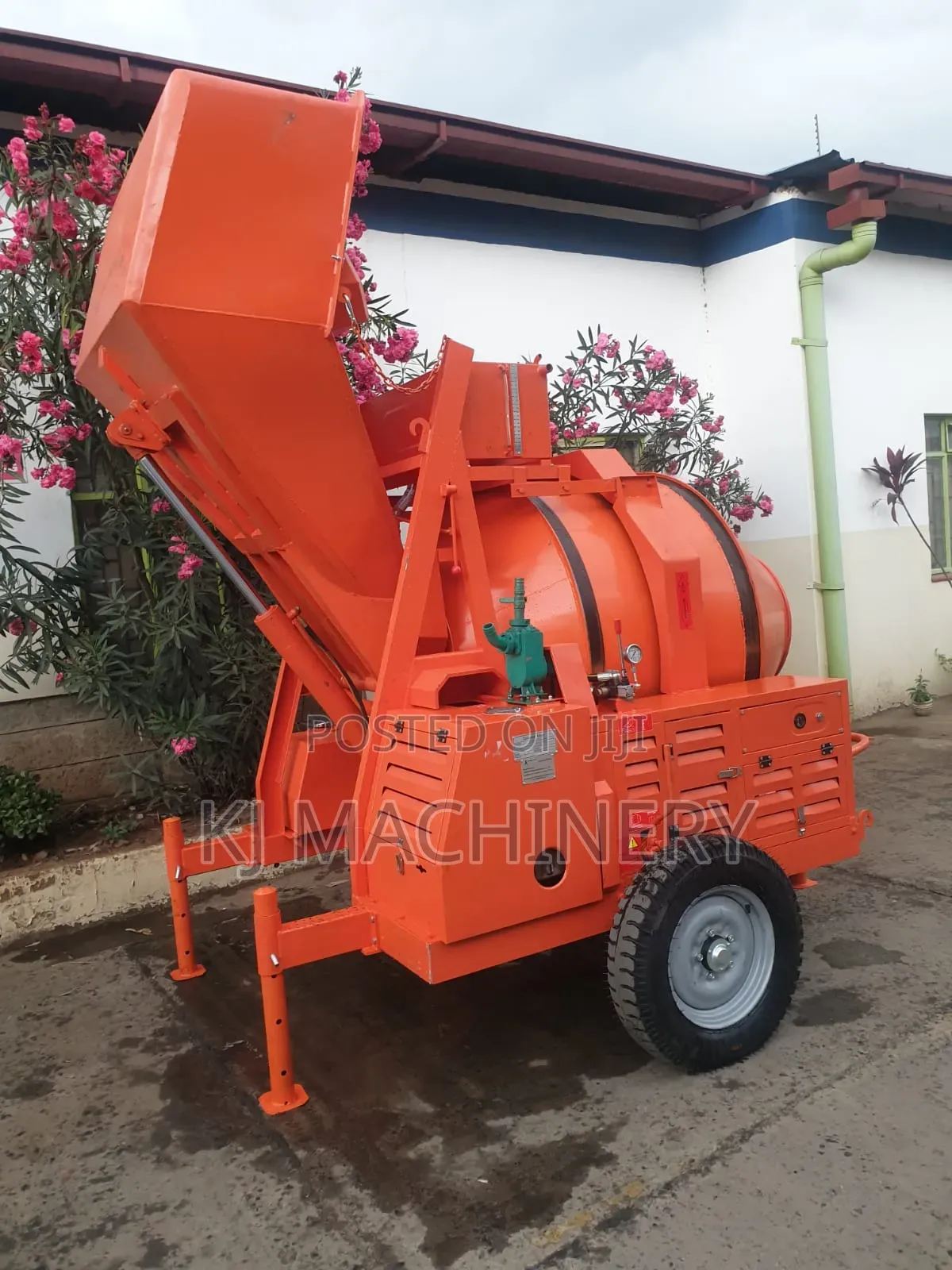 Concrete Mixer 560litres Heavy-Duty Self-Loading Mixer.