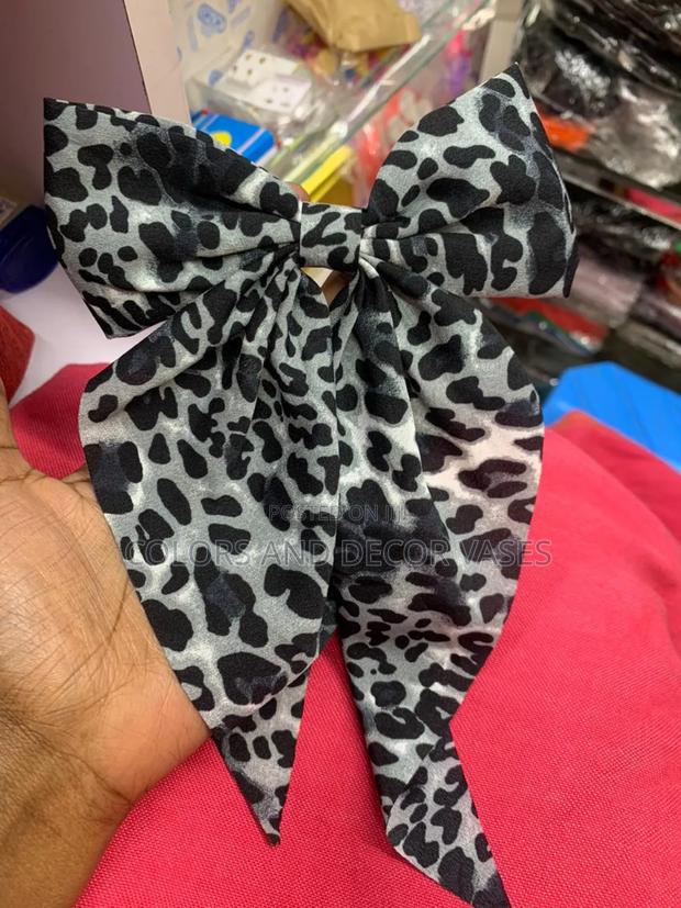 Bow Black and White - thumbnail 3