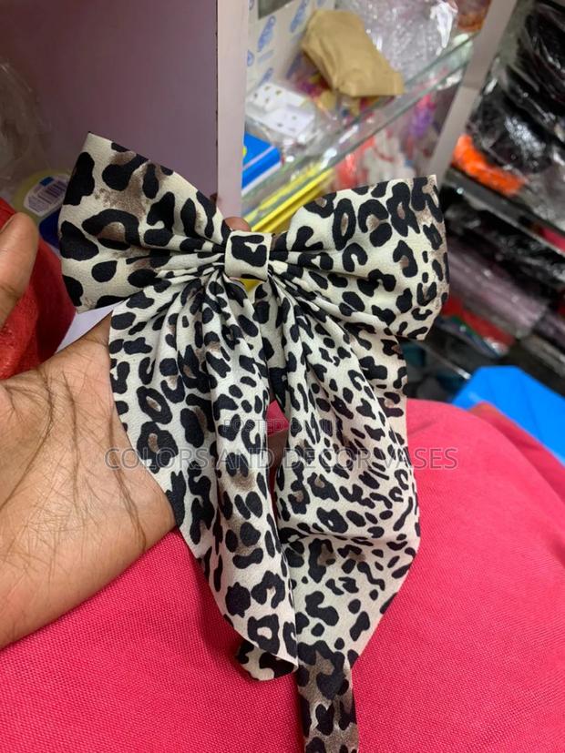Head Clip Bow in Stock Leopard Print - thumbnail 3
