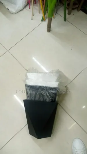 4 Litres Vases in Black and White