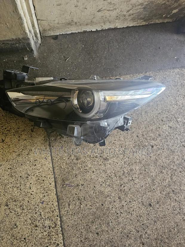 Headlight Mazda Axela 2018 Zenon