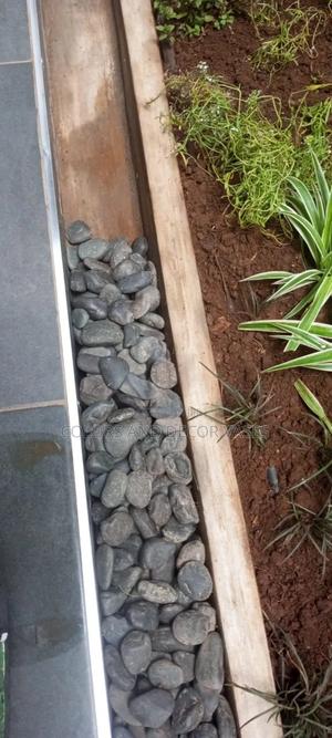 Decorative Black Stones for Outdoor Decor in Stock
