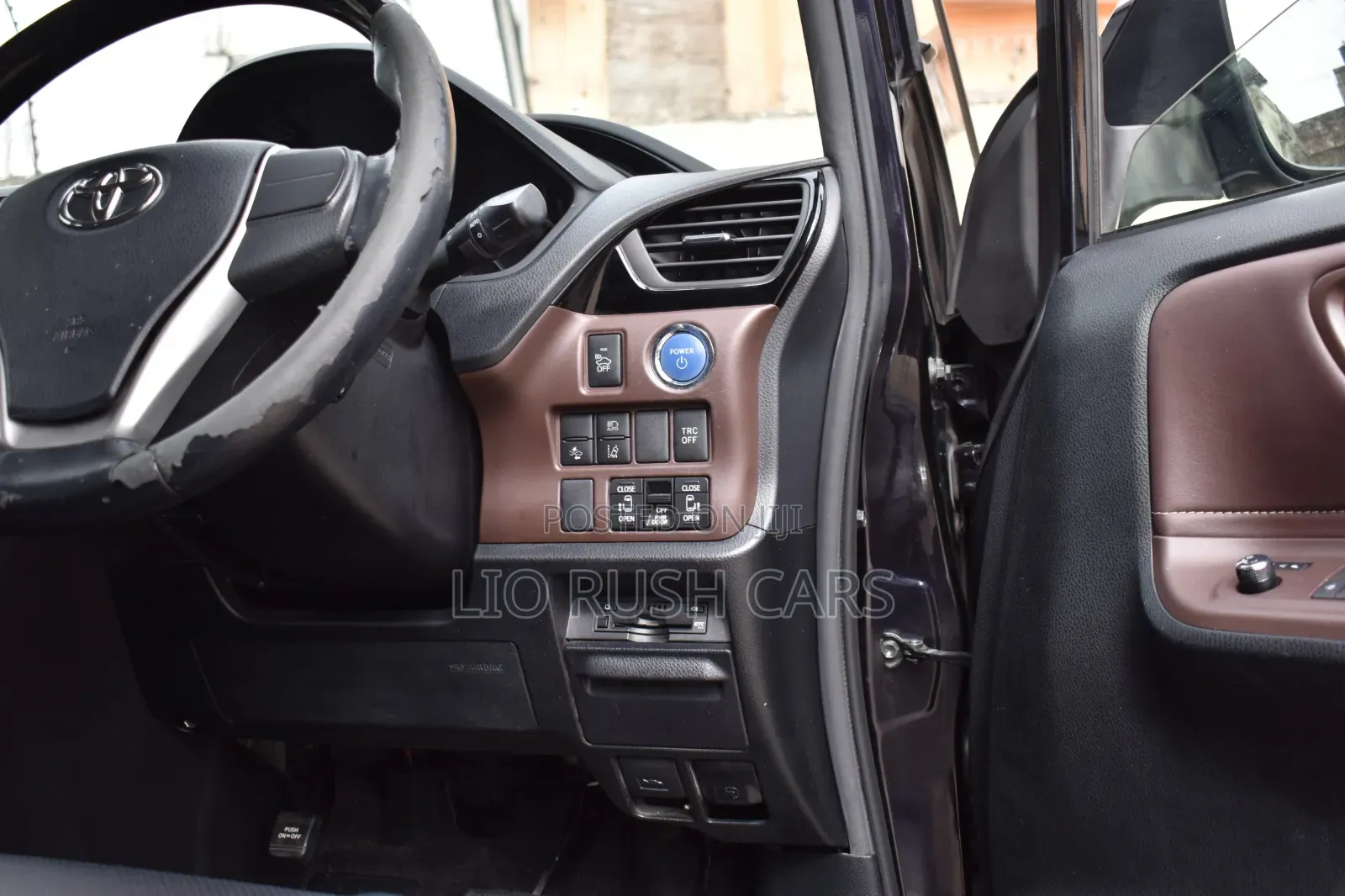 Toyota Esquire 2017 Black