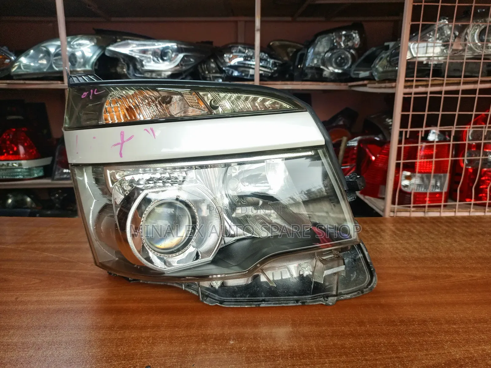 Voxy 2013 (Teardrop)Zenon Front Light