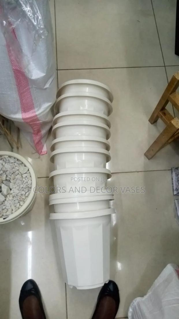 White Round Vases Hard Plastic in Stock