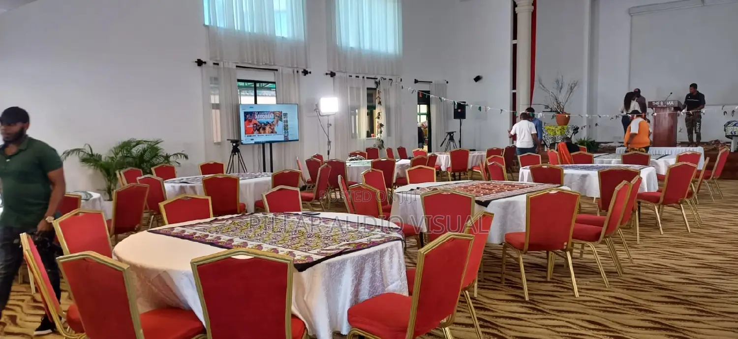 Banquet Seats Big Round Tables for Events
