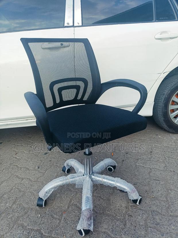 Low Back Office Chair. - thumbnail 2
