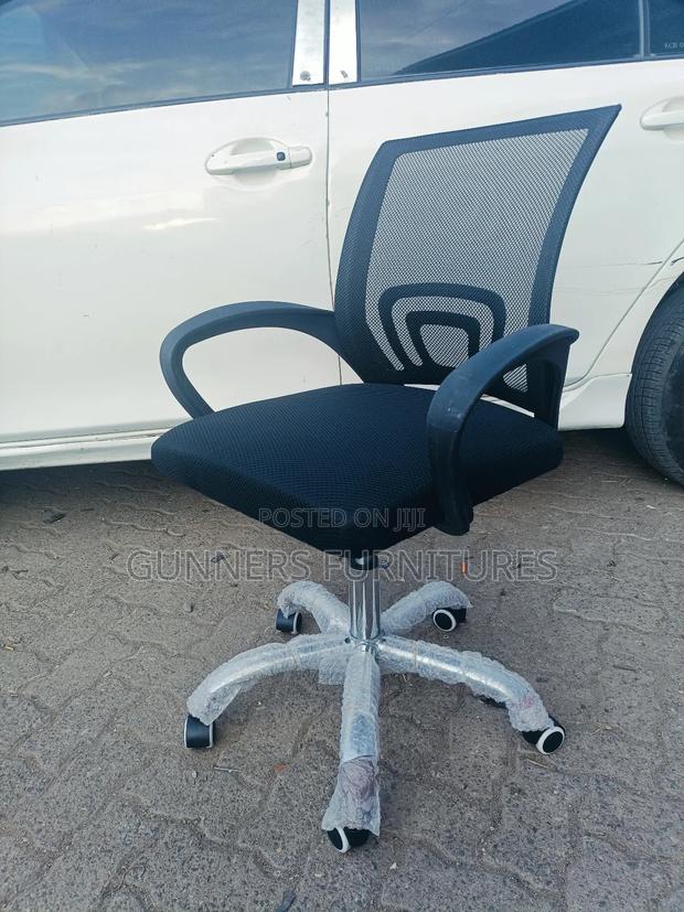 Low Back Office Chair. - thumbnail 3