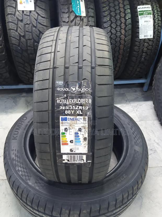 225/35r19 Royal Black Tire