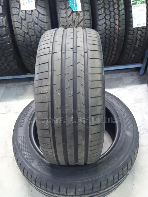 225/35r19 Royal Black Tire - thumbnail 2