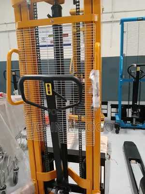Hydraulic Manual Stacker .