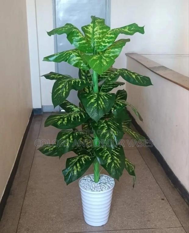 1.4m Long Plant With Vase and Decorative Pebble Stones