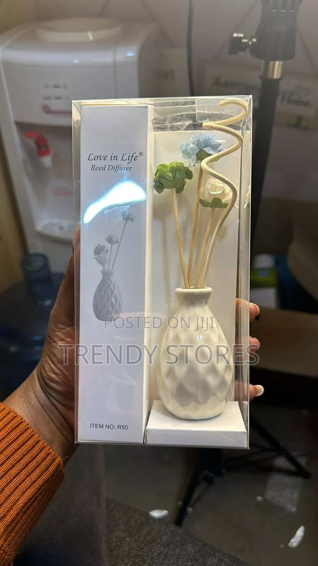 White Ceramic Vase Diffuser With Flower - main view