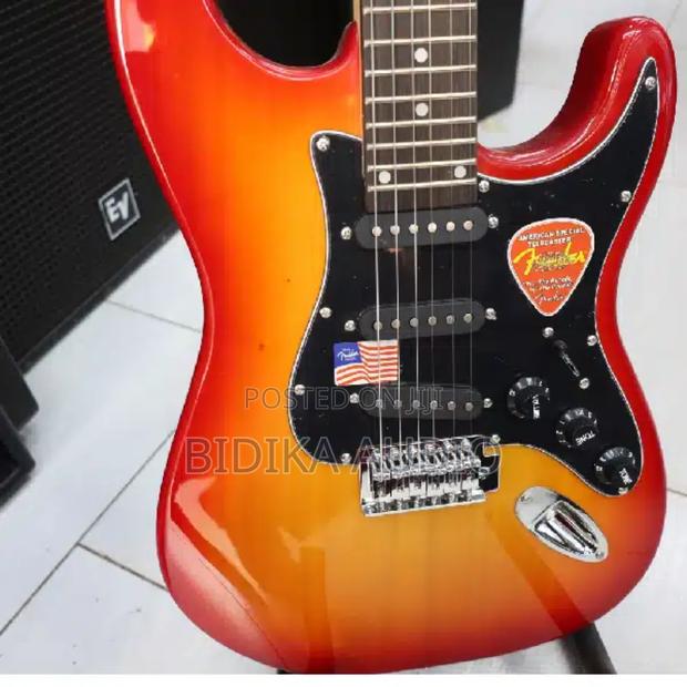 Fender Solo Guitar 6 Strings - thumbnail 2