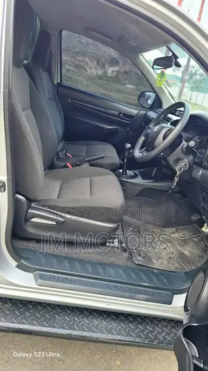 Toyota Hilux 2023 Gray
