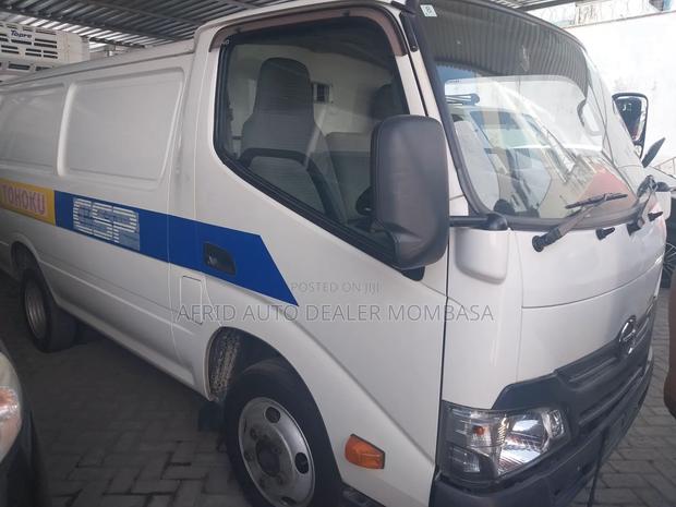 Toyota Dyna Van - main view