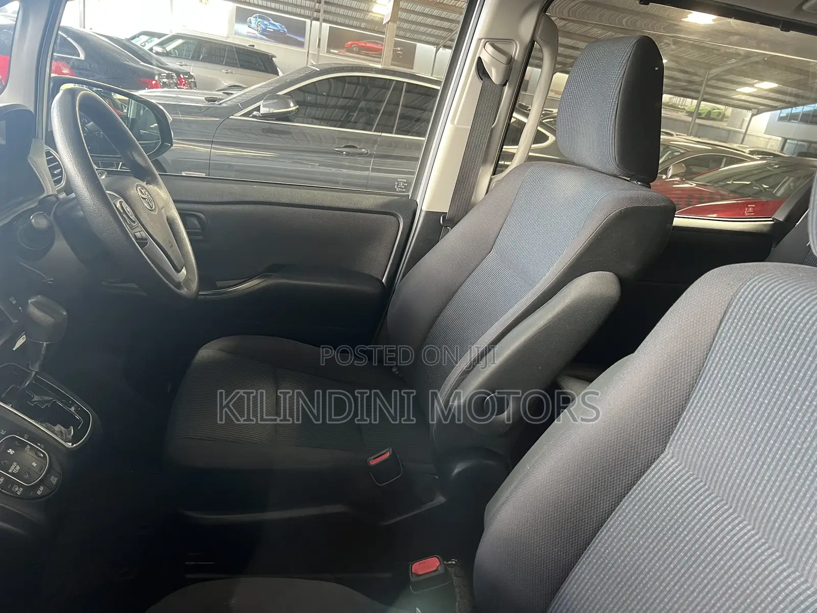 Toyota Noah 2018 Silver