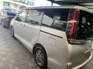 Toyota Noah 2018 Silver