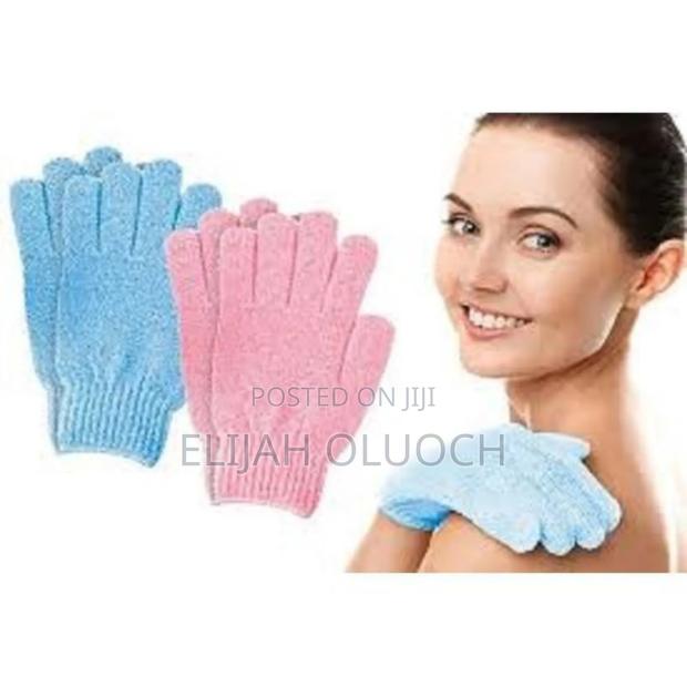 Exfoliating Shower Gloves - thumbnail 3